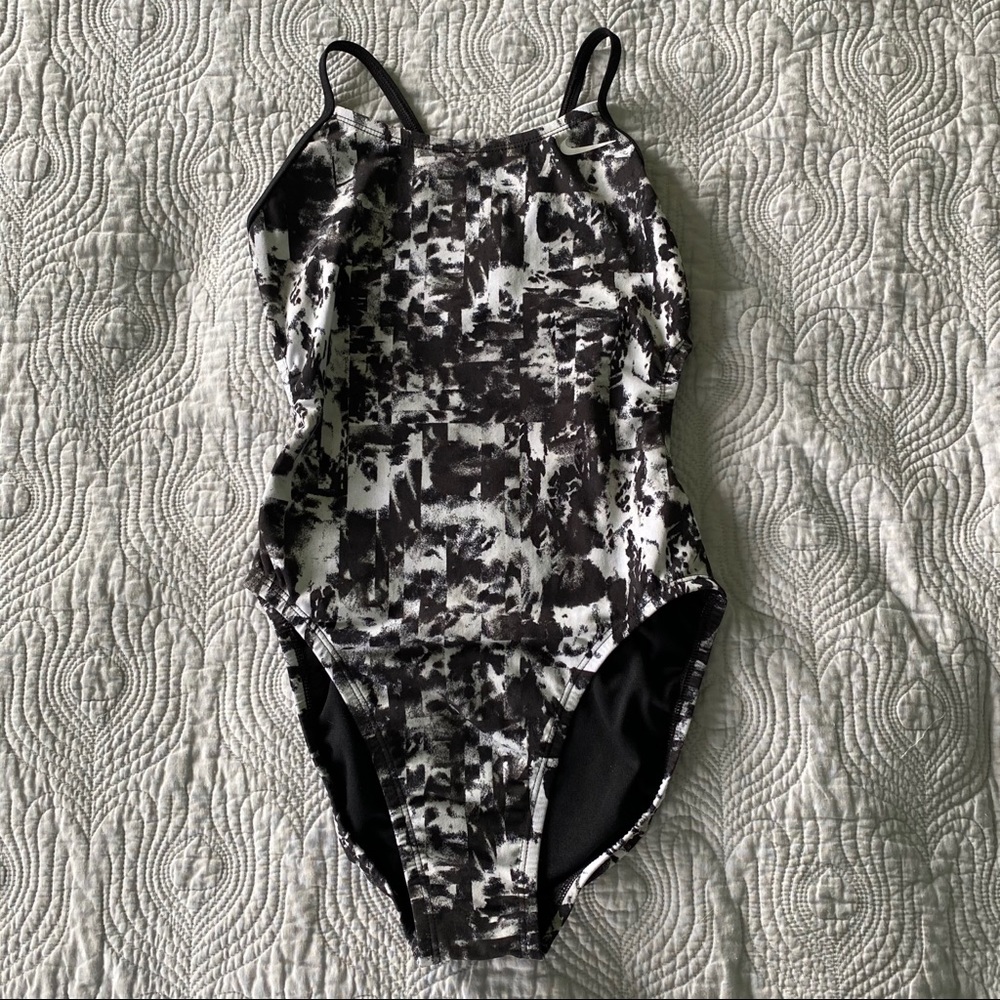 NIKE SIZE 28 B&W PATTERNED ONE PIECE
